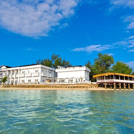 Gili Beachfront Suites 길리트라왕안 외부 사진