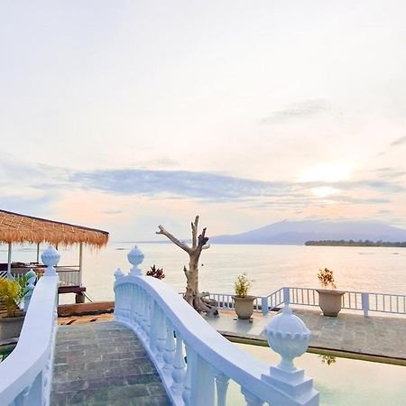 Gili Beachfront Suites 길리트라왕안 외부 사진