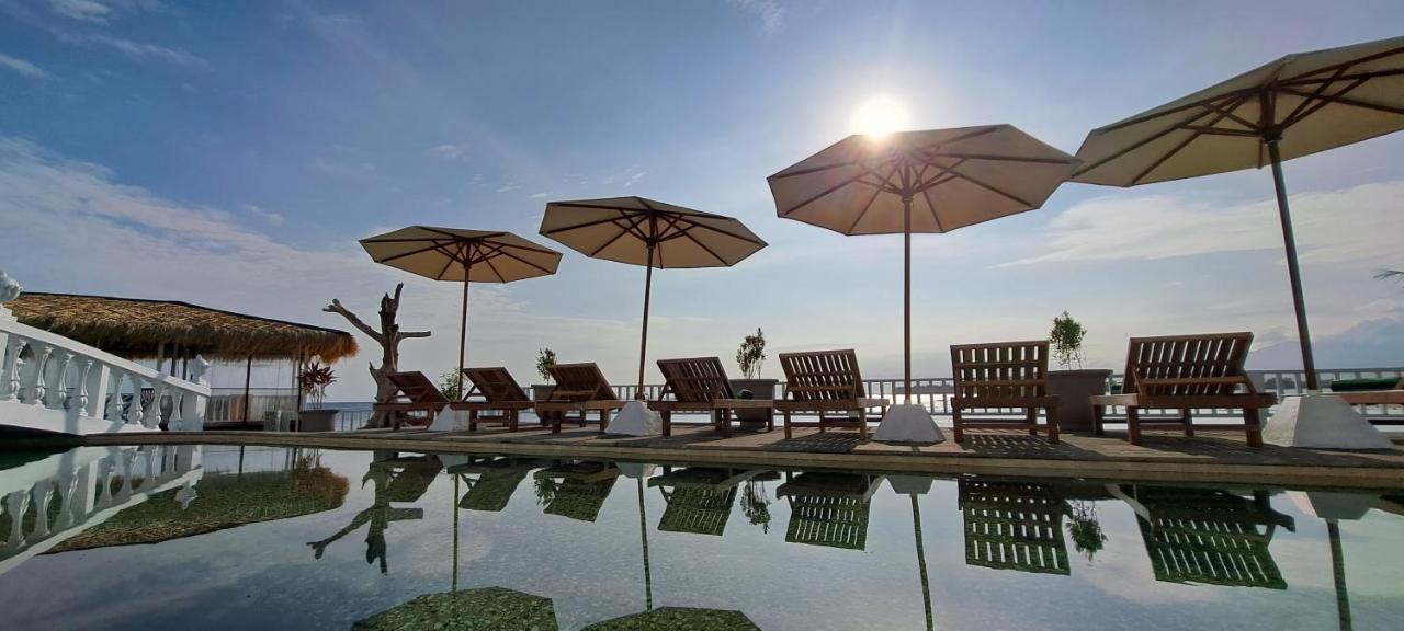 Gili Beachfront Suites 길리트라왕안 외부 사진